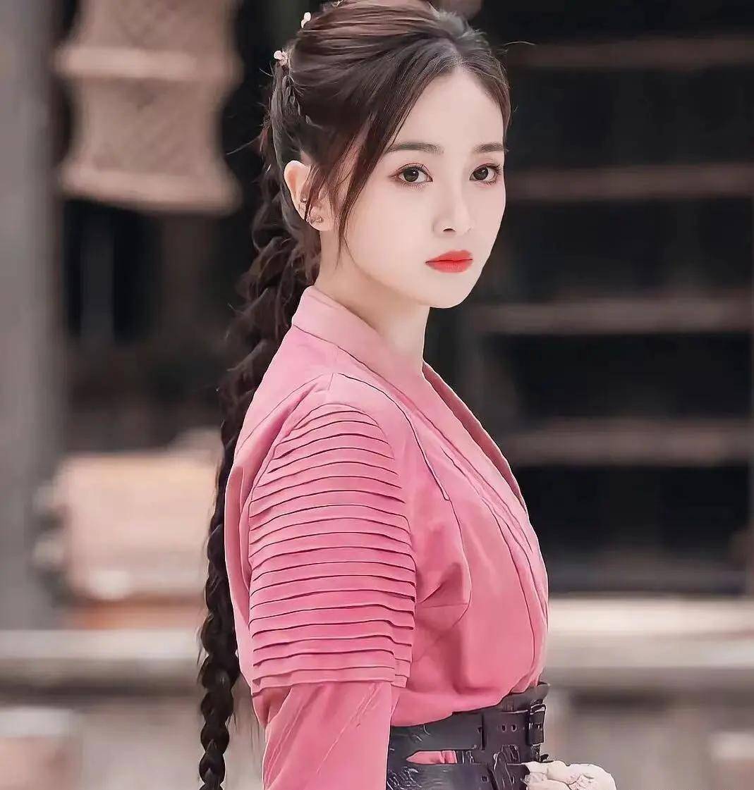 101"这个唱跳组合已经解散,但因搭档肖战出演了唐家三少小说《斗罗