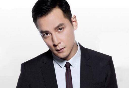 吴彦祖五官精致,颜值超高,身材完美,眼神犀利