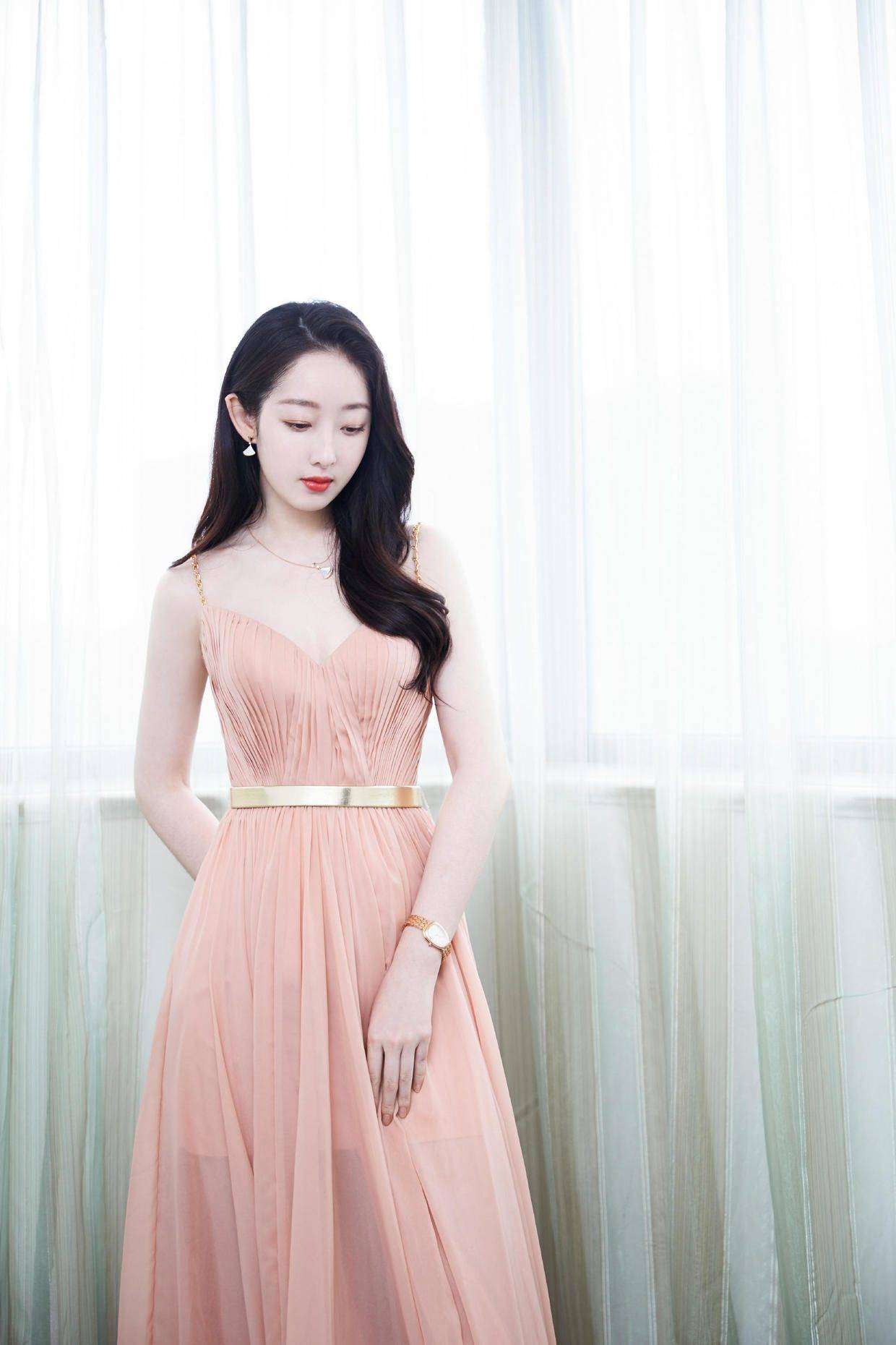 蒋梦婕白到反光,穿雾霾蓝时尚裙高挑时髦,优雅温柔太惊艳