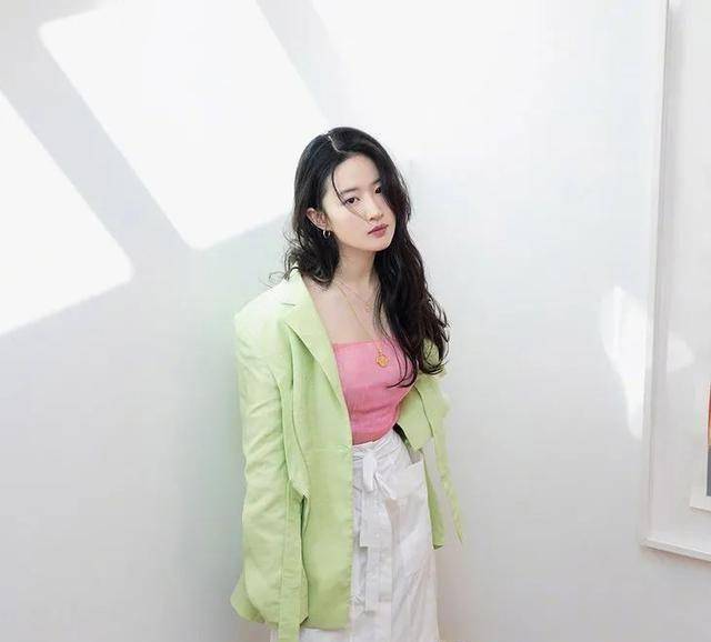 时髦办看刘亦菲晒礼物,我又酸又想要_质感_品牌_项链