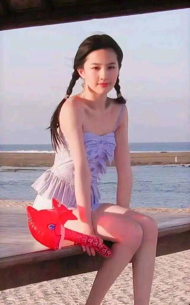 当神仙姐姐刘亦菲脱去衣服换上泳装,又纯又欲又诱人_身材_电视剧_是一