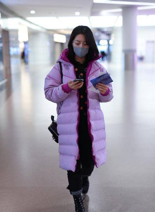 少年派赵今麦现身机场,粉红色羽绒服五官好,这个17岁00后不简单_感觉