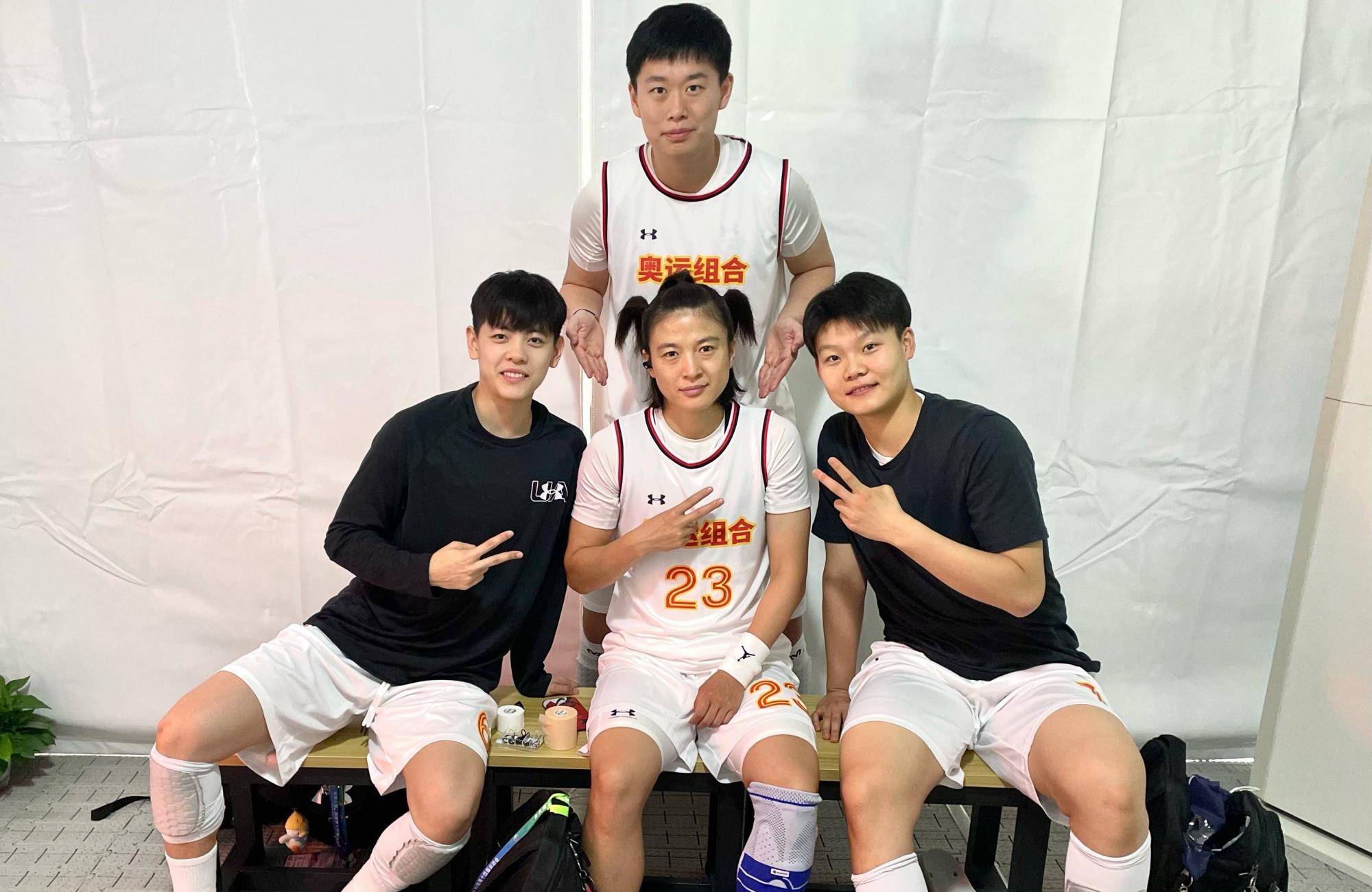 在国家大义面前,作为无数人的青年偶像,无论是胡明轩,还是杨舒予都