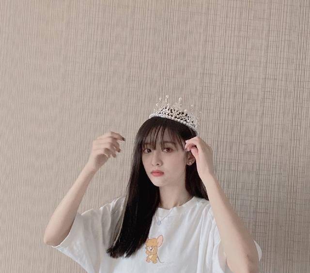 镜头防展露,杨超越回应吐痰,调侃自己会上热搜_李紫婷_发展_火箭少女