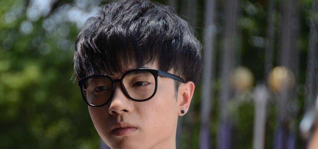 华晨宇也经常出现在一些综艺节目的舞台上,讲着他的故事,唱着他的歌