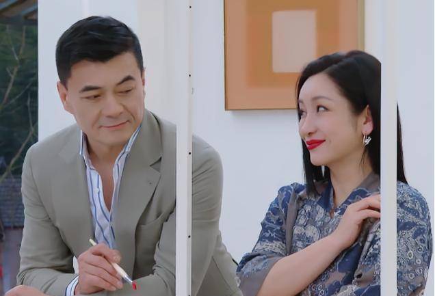 从他们的相处模式中,网友也能够看到王新军对秦海璐真的是照顾的无微