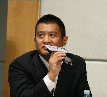 有一次在一家寿司店门外看到吴京与师兄寇占文一家三口用餐后出来