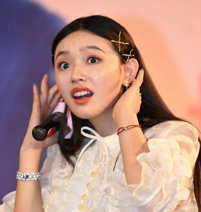 女神包袱碎一地,林允发布会现场搞怪不断,新版湘琴秒变表情包_一吻