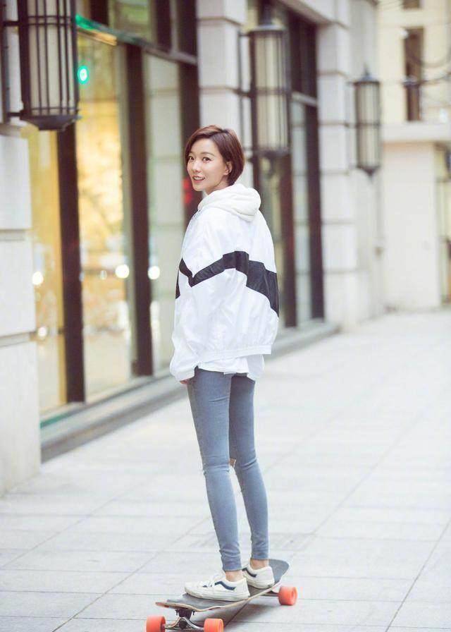 王珞丹黑色t恤 白色休闲装穿搭,34岁秒变成18岁,网友:真会穿!