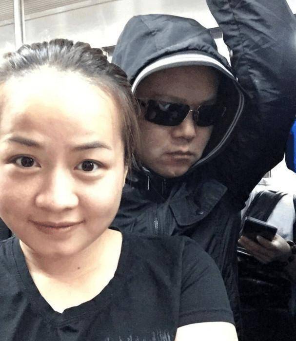 宋晓峰妻子素颜,岳云鹏妻子素颜,一瘦一胖,气质截然不同_单口相声