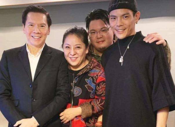 香港大佬向华强的三个孩子,向佐向佑相貌平平,好基因都给了女儿_弟弟