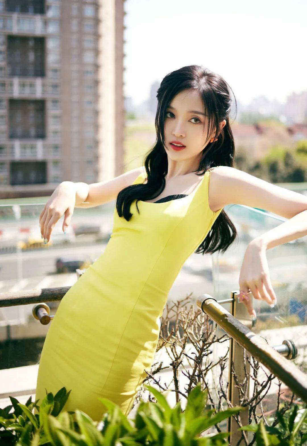 吴宣仪活动身穿黄色长裙走红毯,让人大跌眼镜,网友表示:这不是她_时尚