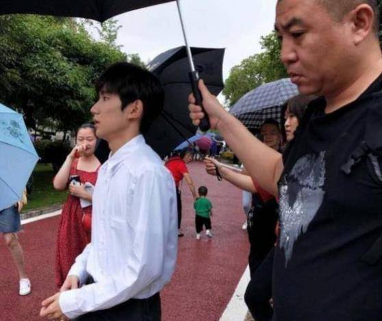 王源"吸烟风波"后现身,表情平淡排场不小,由保镖打伞一路护送_网友