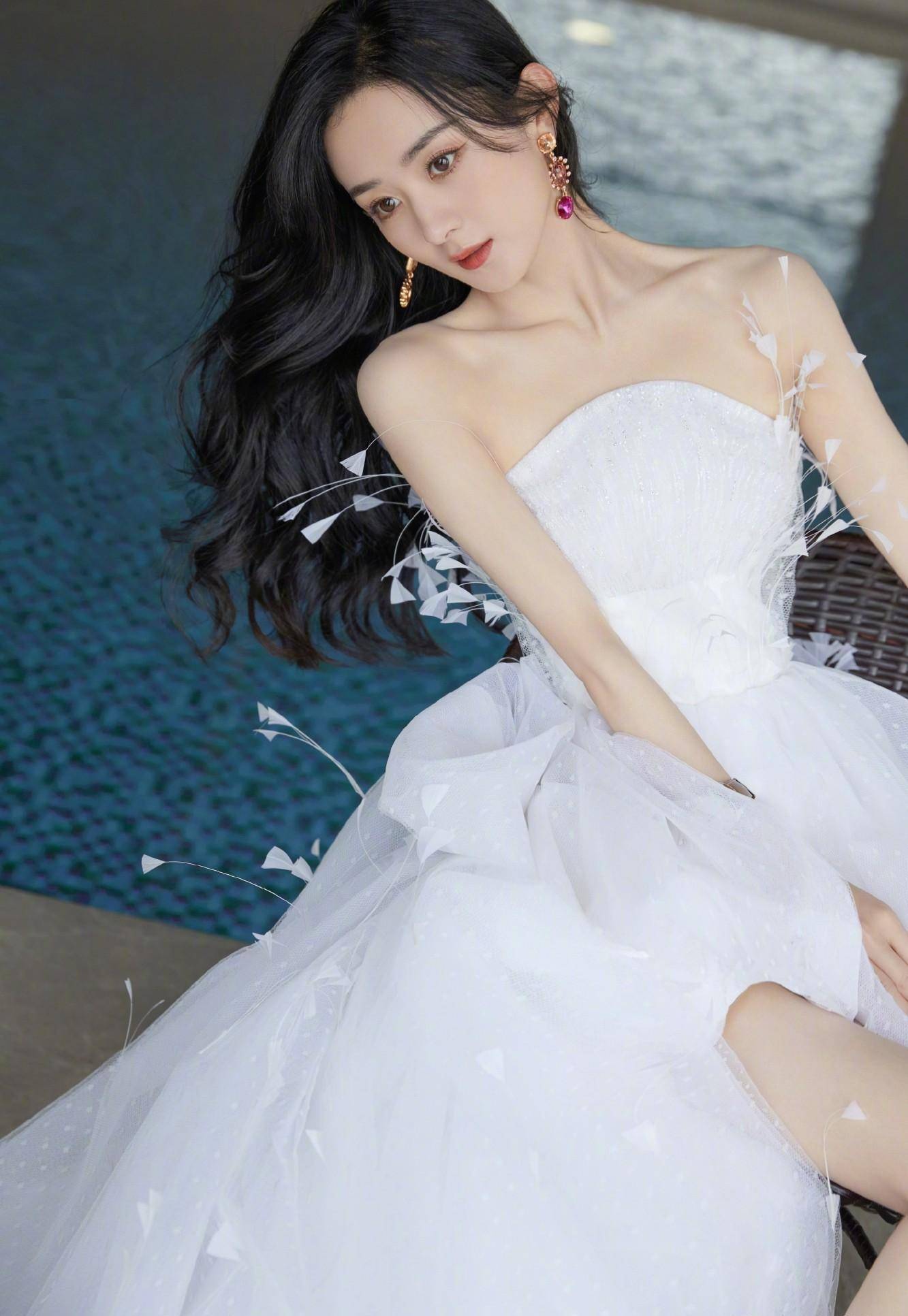 赵丽颖耳环掉在锁骨上,又美又可爱,自律姐姐值得pick_身材_绯闻_角色