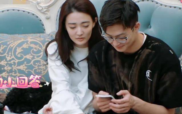 徐璐张铭恩在沙发上甜蜜,谁注意徐璐手放哪了?