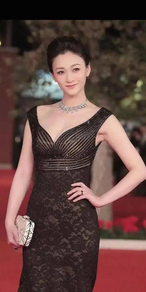 女星李小冉,46岁依旧保养得当,美丽身材没有丝毫赘肉_萧然_美女_谢娜