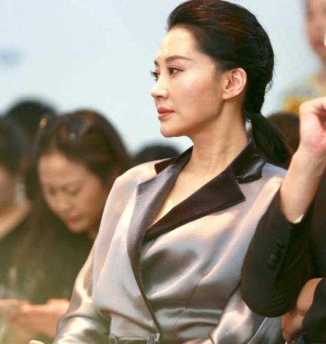 形象大使的责任就落到了许晴身上,同往的还有两个台湾明星小s和明道