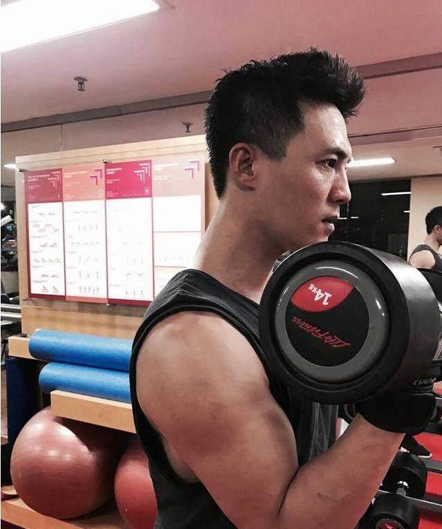 昔日鲜肉郭品超健身房变肌肉男,杜淳李晨白敬亭谁的麒麟臂最厉害_女
