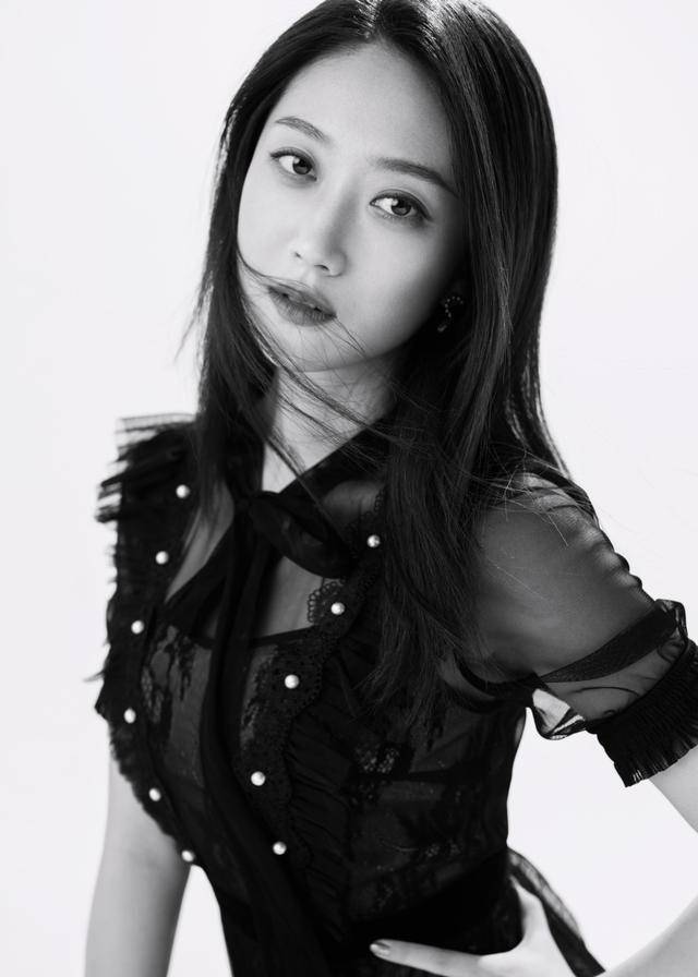 杨小米黑白调写真更新光影交错别致魅力_剧中_表演_挫折