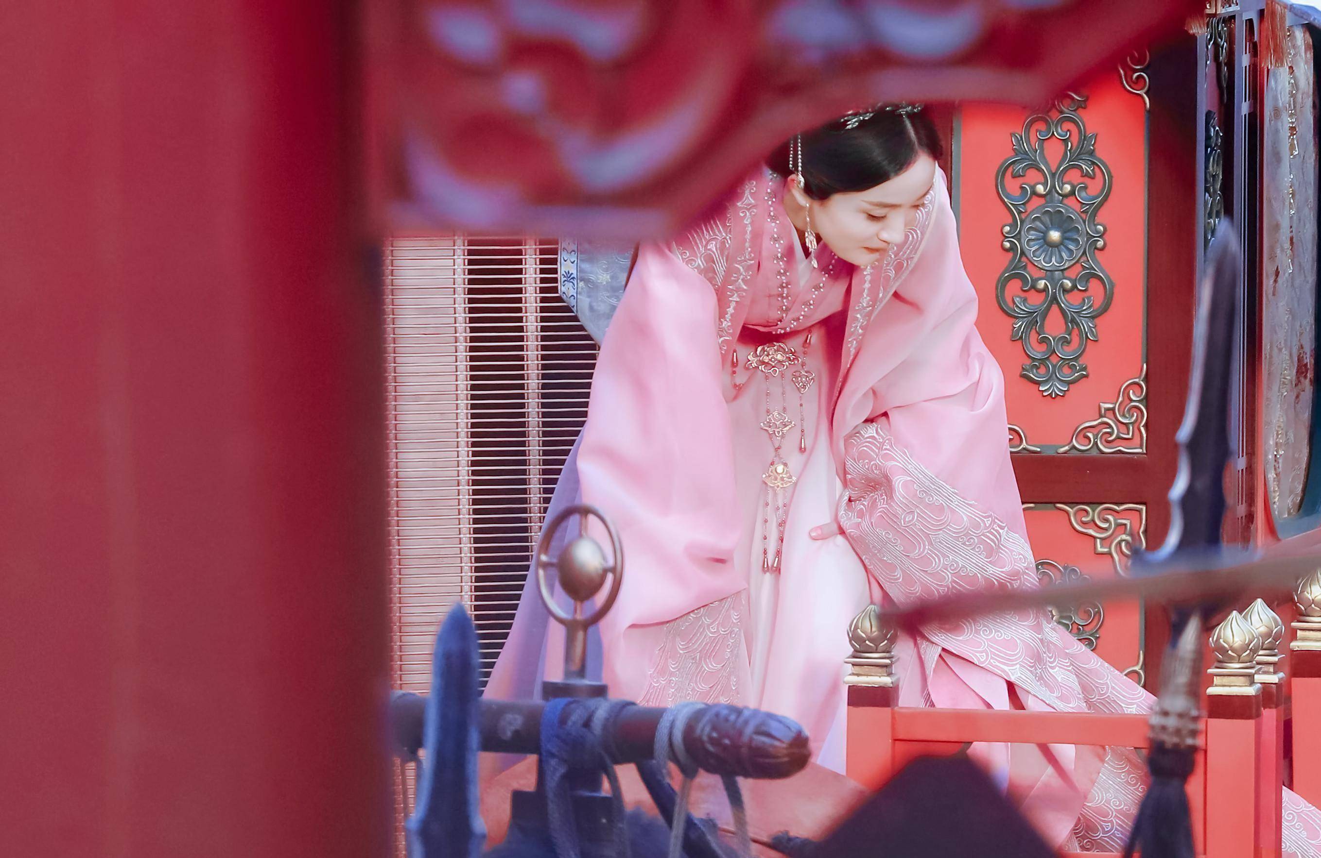 杨幂新剧路透图流出,一身粉色神似"晴川",这扮相也太美了吧_观众_少女