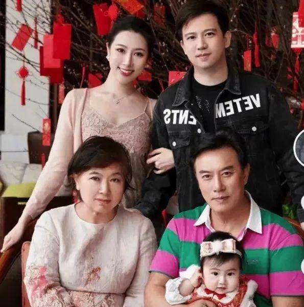 54岁的他仍英气逼人,女儿不仅长得漂亮还是哥大学_连衣裙_陈丽达_婚纱