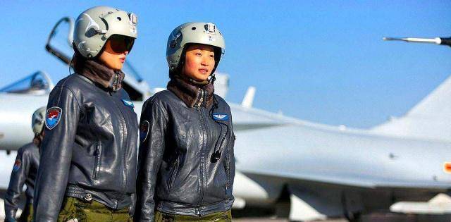 她是中国最美女飞行员,年仅30不幸牺牲,36万群众自发送别英雄!