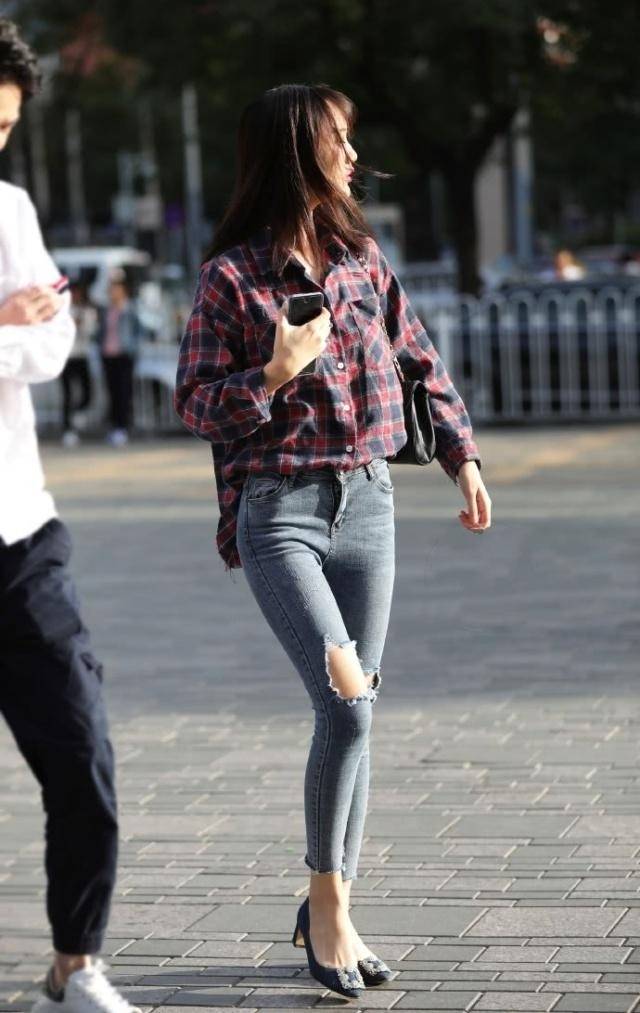 路人街拍,女子穿白色的衬衫裙简洁大方,很显淑女风_气质_姐姐_好身材