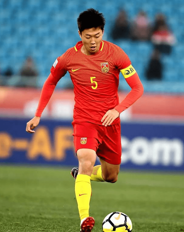 国足十大名场面,隋维杰喝水丢脸到国外,国足:搞笑我们是认真的_比赛