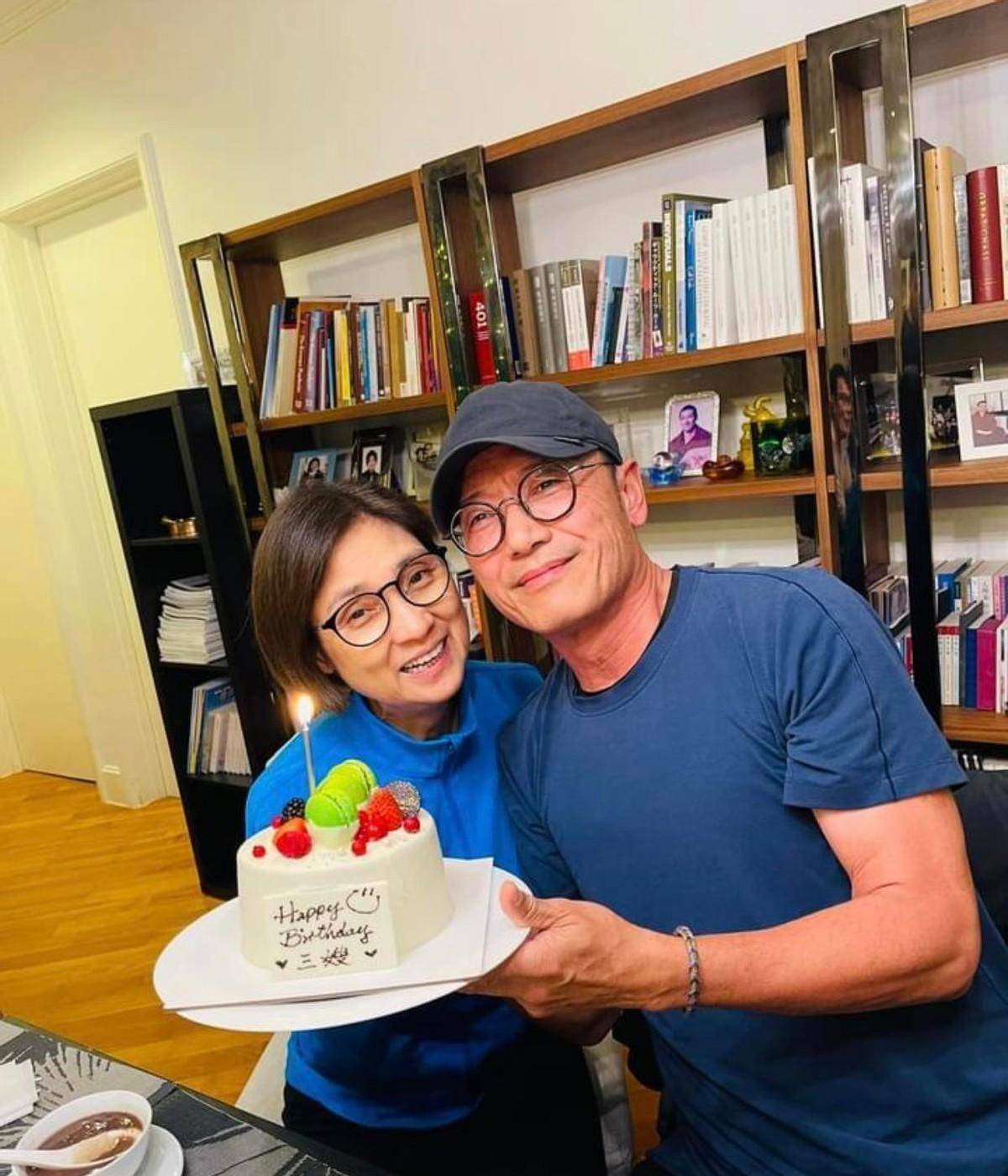 香港女星戚美珍庆61岁生,老公苗侨伟回国献吻,黄日华等齐聚捧场_生日