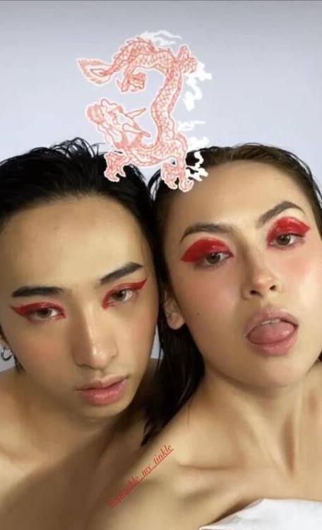 伊能静儿子与美女合照,赤裸上身亲密紧贴,化超红眼影妩媚妖娆_哈利