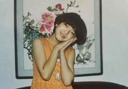 看出这个身穿橘色连衣裙,顶着一个蘑菇头的"小姑娘"是谁了吗?