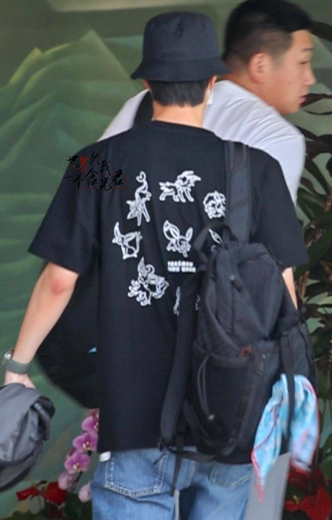 王一博去香港,着装图案鲜明,话题引发同场热议_电影_衣服_什么