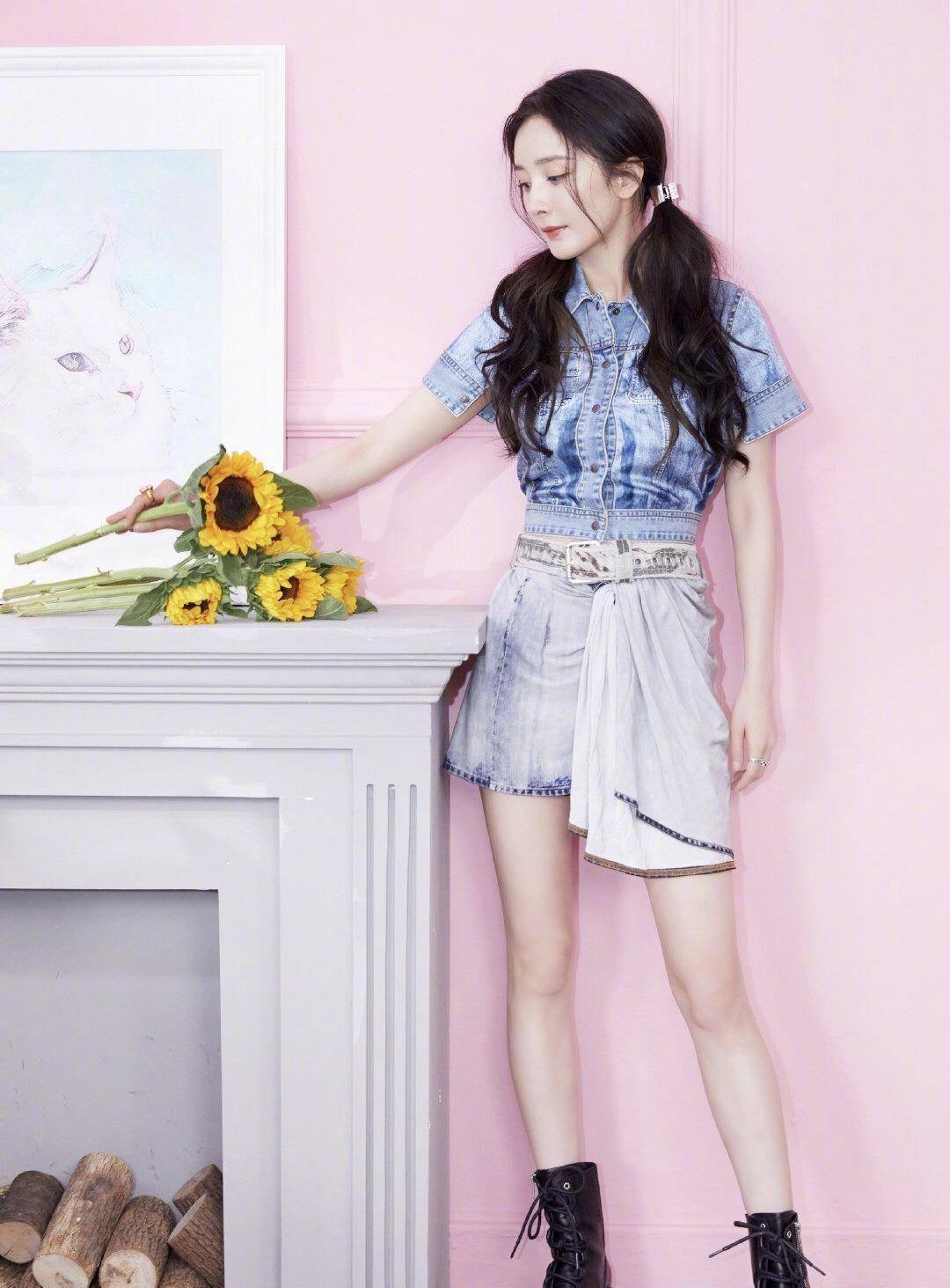 杨幂的少女感可不是上帝宠出来的,穿浅色牛仔裙减龄显腿长,靠腿升级脸