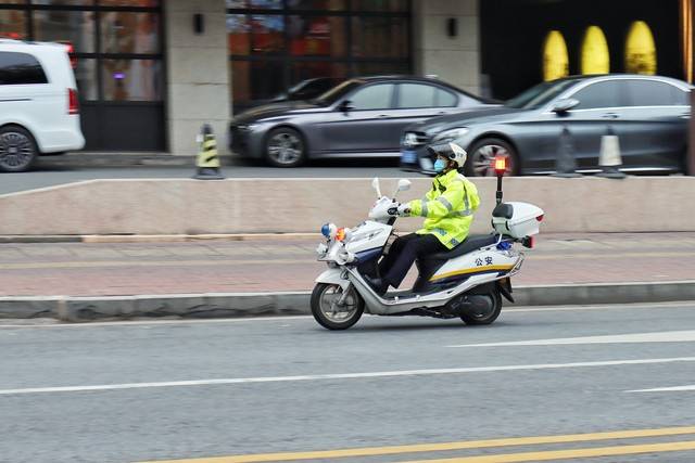 扬言＂弄死你＂女交警系辅警,事发地墙上写着为人民服务五个大字