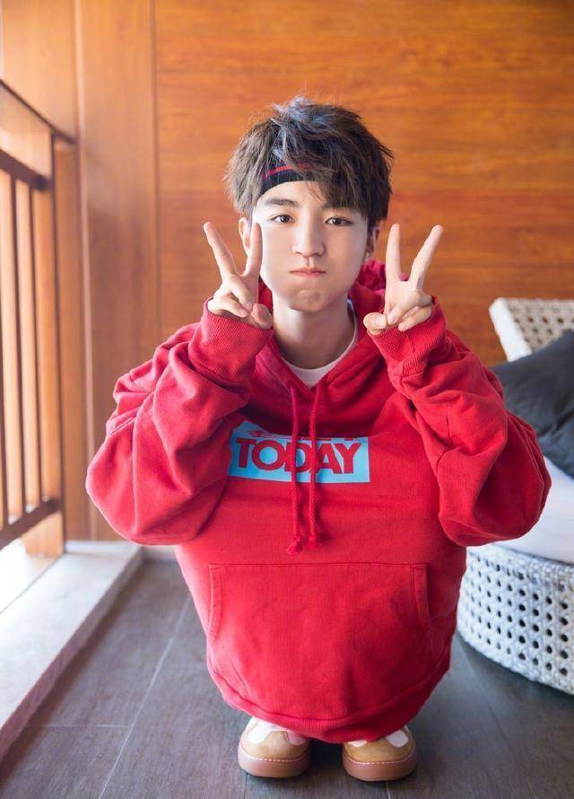 tfboys新式拍照法:王源不给正脸,千玺爱涂鸦,王俊凯更调皮_时候