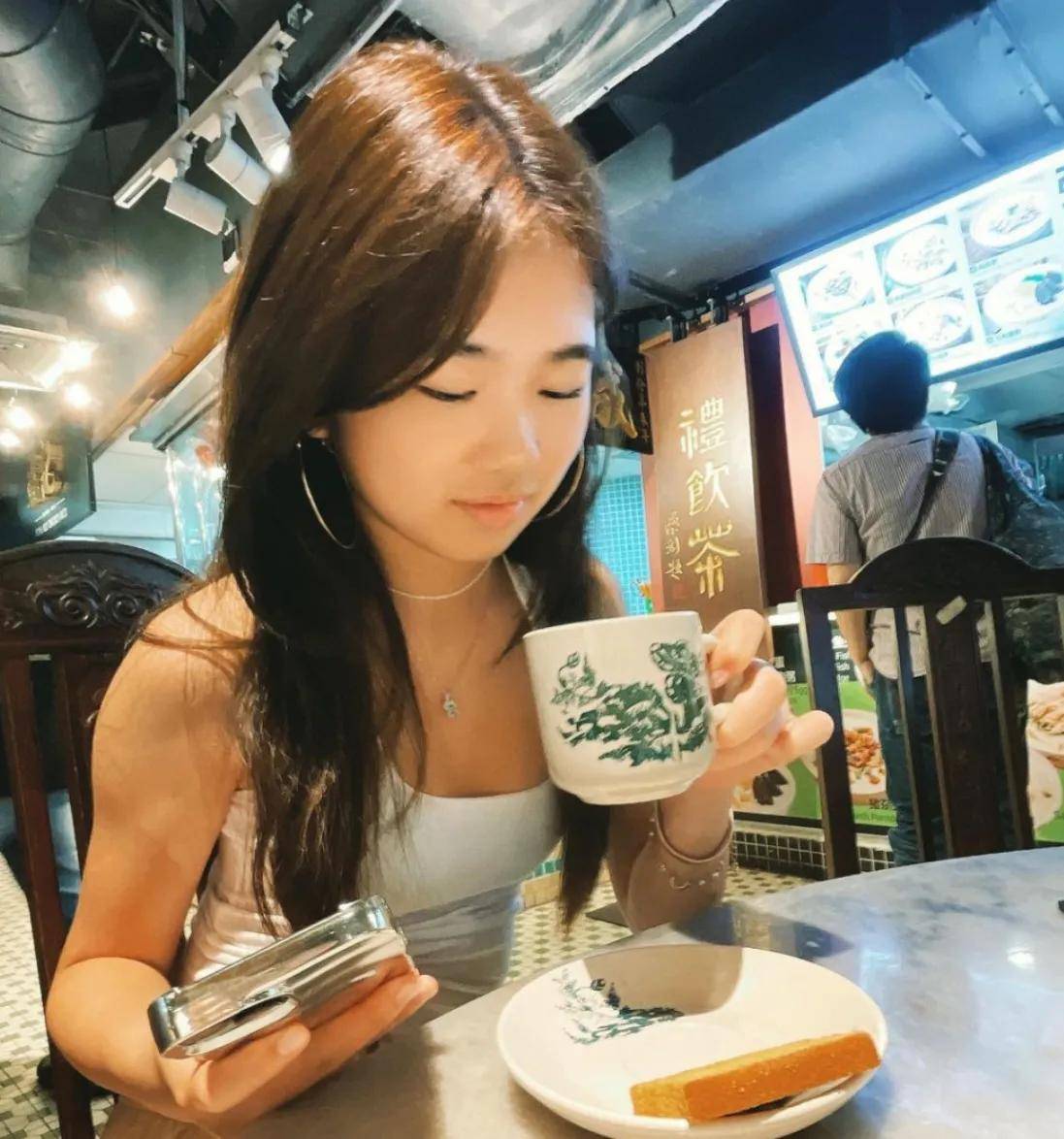 曹格女儿grace长大了!近照曝光,网友惊叹少女变仙女_子女_爸爸_背心