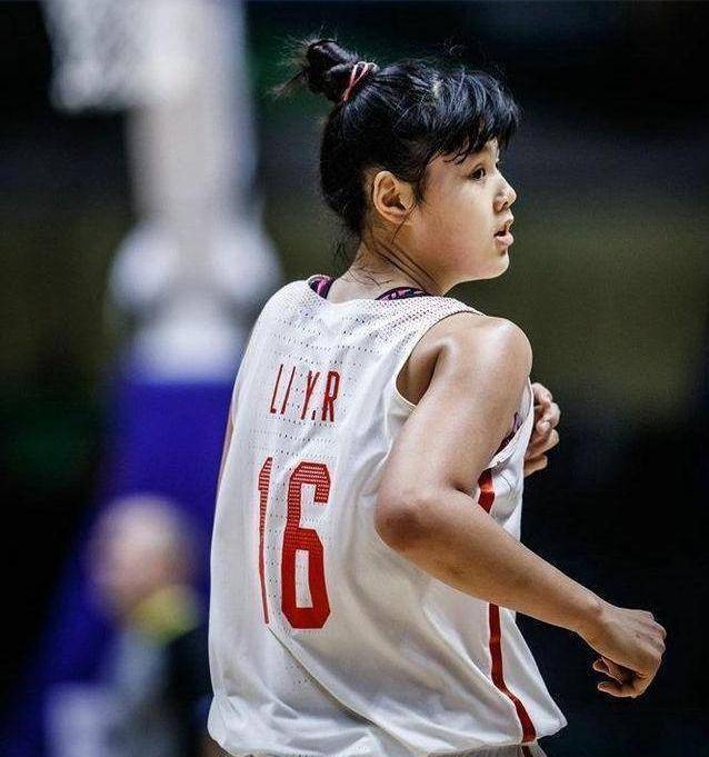 身高2米01被称为"女版奥尼尔",却是美女梦想是进wnba_李月_中国女篮