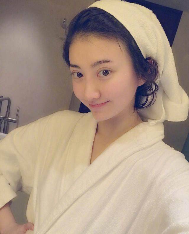 baby和景甜同穿浴袍拍照,一眼就看出谁才是心机girl?_长发_白色_自拍