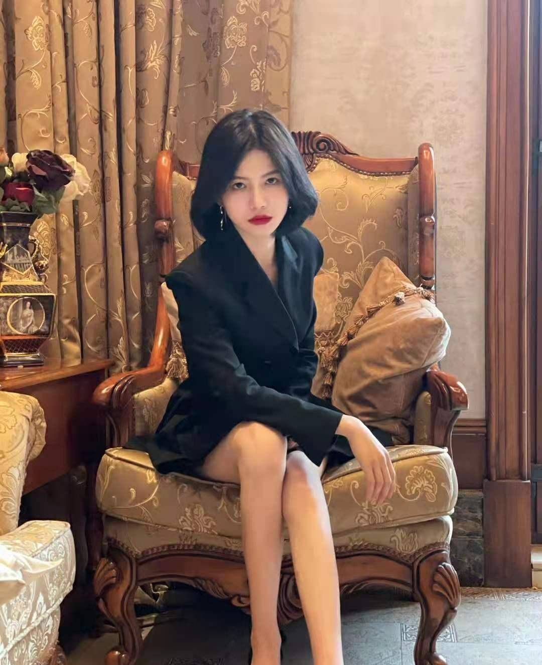 郝一点双层下巴不算啥,看见万小七原相机"大饼脸"后,网友直言130斤?