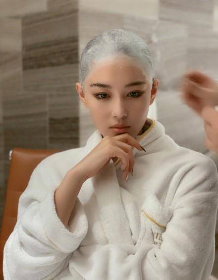 张馨予光头造型亮相,诠释不一样的性感,"黑历史"彻底成过去时_形象_女