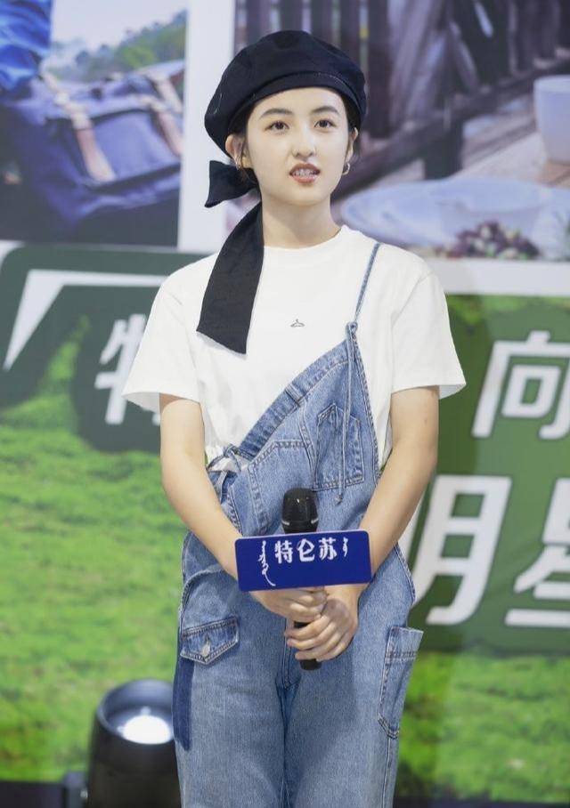 张子枫又不好好穿衣服!背带裤只穿一半,却意外具有时尚感!