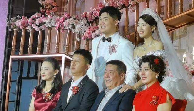 闫学晶直播露猫腻,冯巩及时躲过一劫_婚礼_儿子_林越