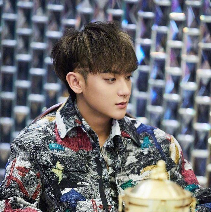 《创3》黄子韬上班照,齐刘海红挑长发,这造型酸了_女生_女神_节目