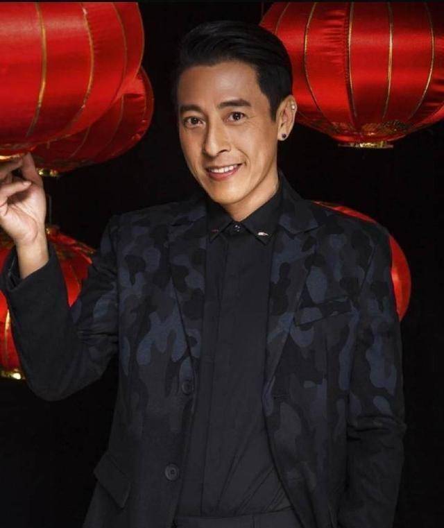 曾本色出演令狐冲获金庸盛赞,吃素多年皈依佛门,52岁风采依旧_吕颂贤