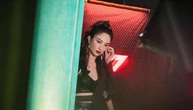 郑希怡:两次被雪藏,舞台出丑,出意外险些瘫痪_姐姐_经历_组合