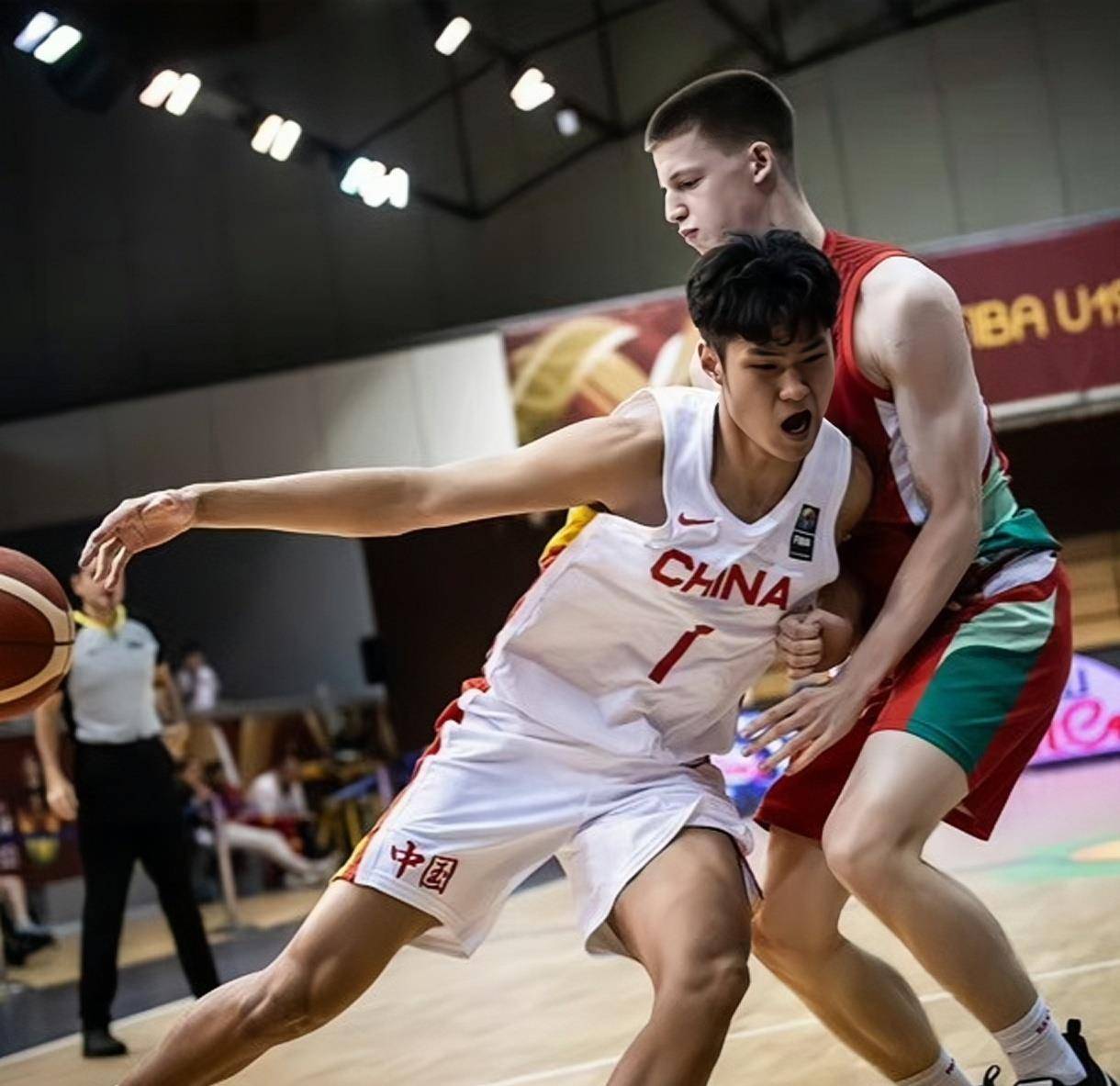 男篮世青赛4大新星,2人将升入cba,一人回归意甲,一人征战ncaa_维伦_杨
