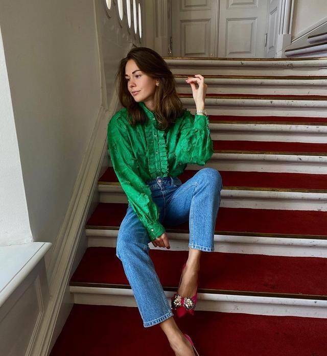 穿泳衣四仰八叉泡温泉,大方展示好身材_嫩绿色_颜色_上衣