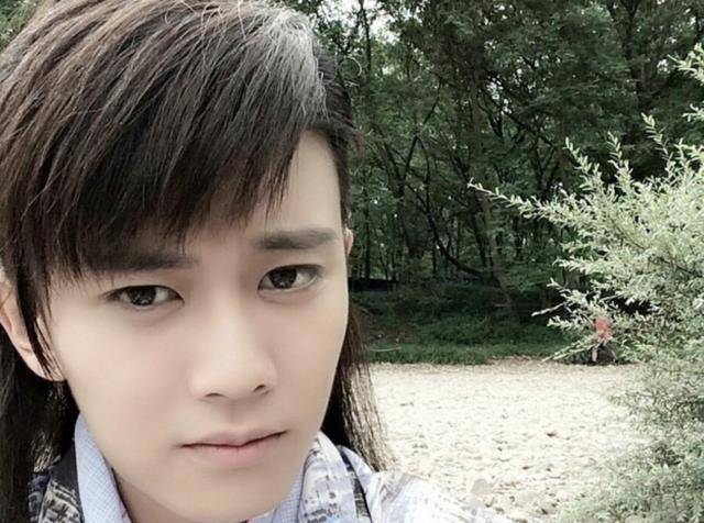 刚出道的任嘉伦,十分关注鹿晗,一度每天只睡两个小时_自拍_穿着_刘海