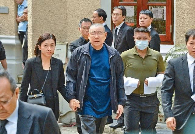 香港千亿富豪刘銮雄,73岁走路得靠女儿扶,地下有钱都没办法去捡_身体