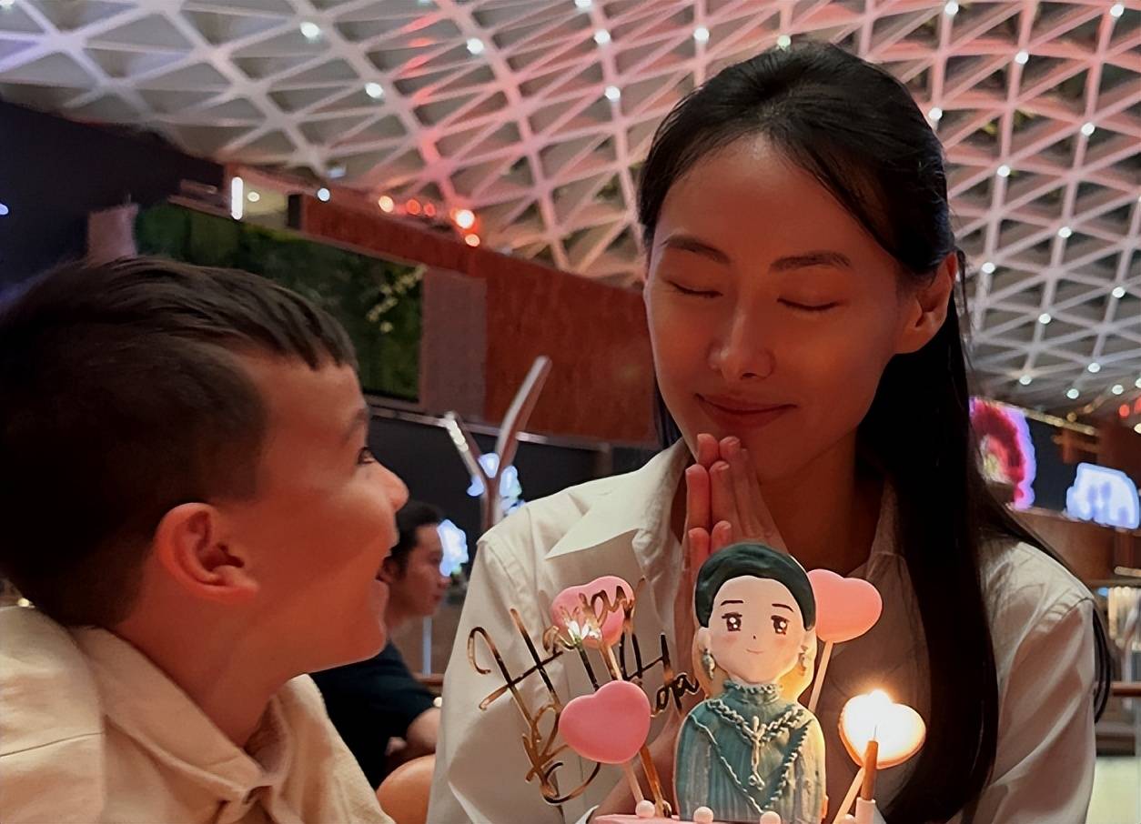 肚微隆,李泽楷陪她看婚纱,14岁长子随爸_名分_儿子_李长治